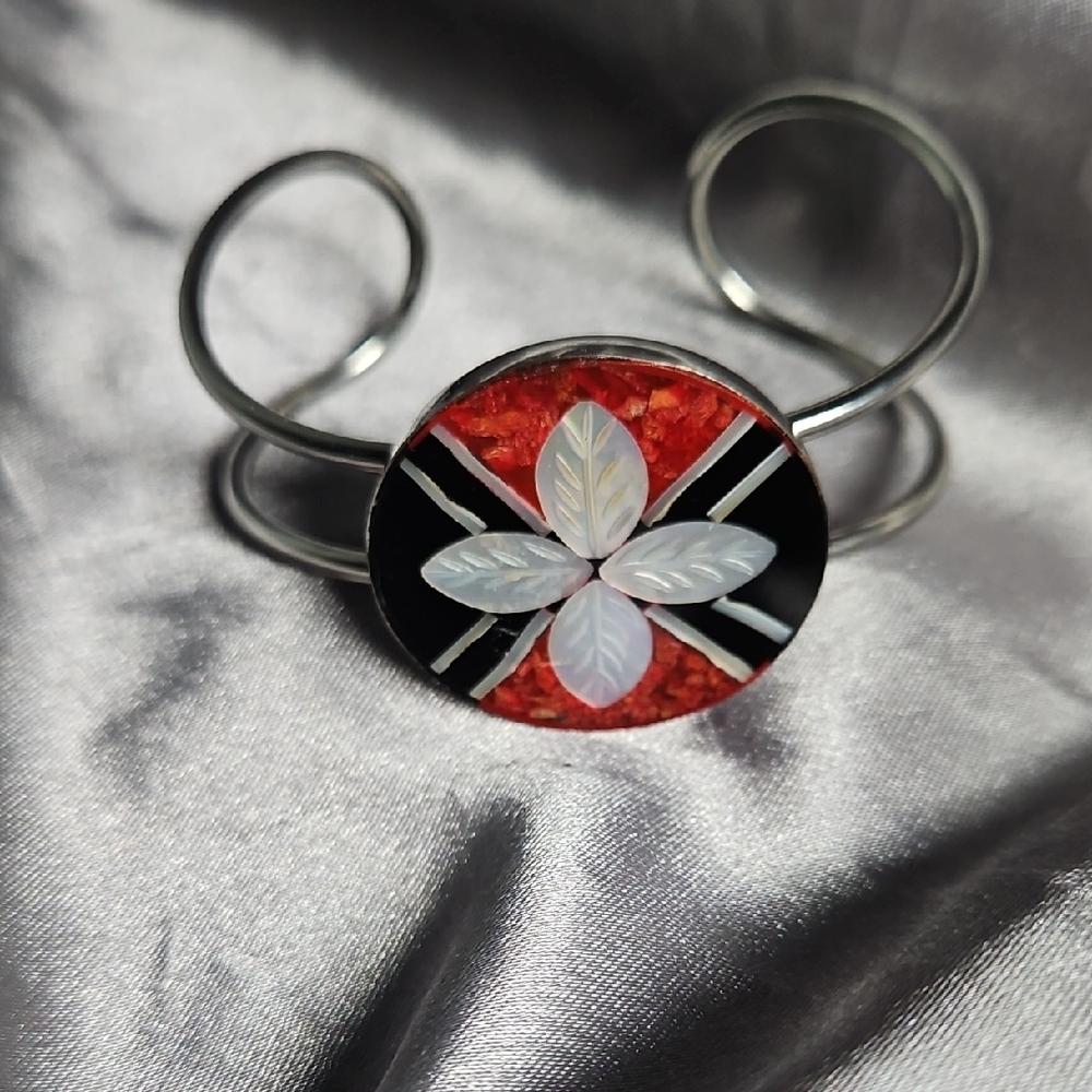 🌴Shell Floral With Black And Red Accent Bracelet